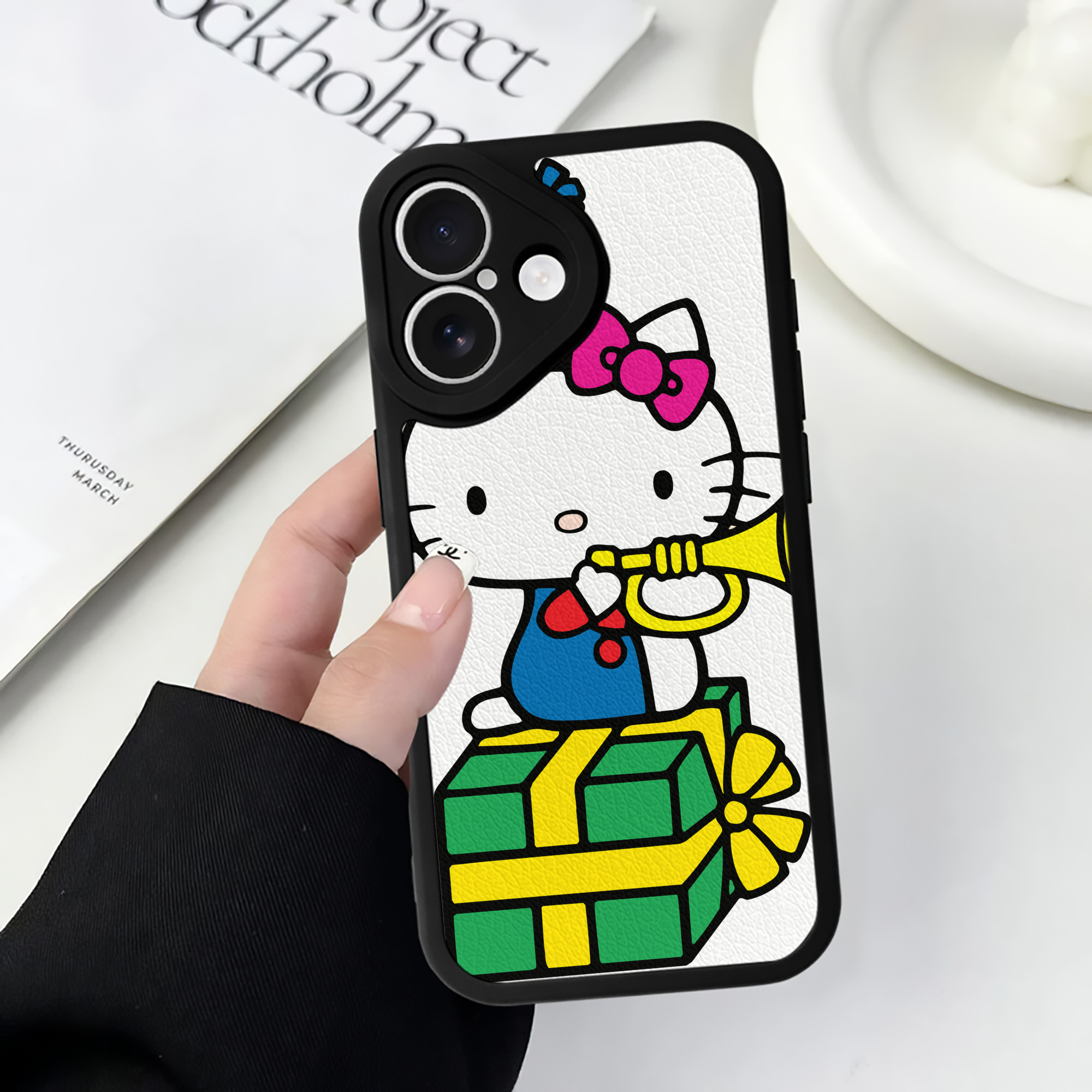 （画像用） Hello Kitty ハローキティ 【iPhone 16シリーズ対応】シリコンスマホケース（レザー調） 材質：シリコン